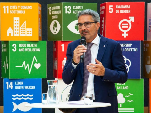 Il presidente altoatesino Arno Kompatscher: Naturalmente non pretendiamo di salvare il mondo, ma dobbiamo, vogliamo e possiamo assumerci la responsabilità della nostra sfera di influenza. (Foto: ASP/Fabio Brucculeri)