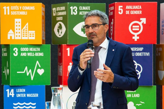 Il presidente altoatesino Arno Kompatscher: Naturalmente non pretendiamo di salvare il mondo, ma dobbiamo, vogliamo e possiamo assumerci la responsabilità della nostra sfera di influenza. (Foto: ASP/Fabio Brucculeri)