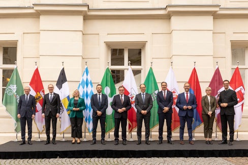 La Conferenza dei capi di Governo dell'Arge-Alp del 2022 alla Hofburg di Innsbruck. Nella foto (da sinistra): il presidente Wilfried Haslauer (Salisburgo), il capo dipartimento Christian Rathgeb (Grigioni), il ministro di Stato Melanie Huml (Baviera), il sottosegretario Gabriele Barucco (Lombardia), il presidente del Tirolo Günther Platter, il presidente del Governo Marc Mächler (San Gallo), il presidente Arno Kompatscher (Alto Adige), il governatore Norman Gobbi (Ticino), l'assessora Giulia Zanotelli (Trentino), il governatore Markus Wallner (Vorarlberg). (Foto: Land Tirol/Die Fotografen)