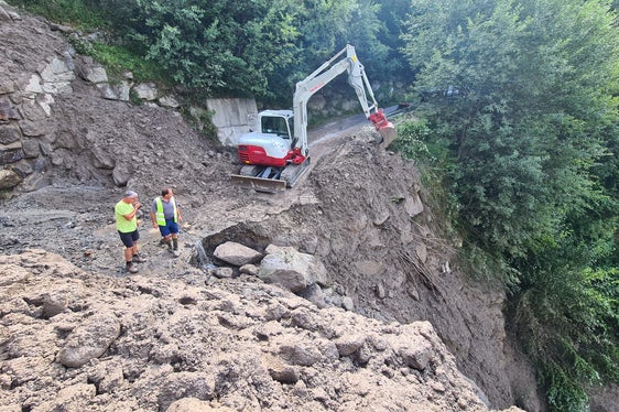 Lokalaugenschein und Beginn der Arbeiten nach dem nächtlichen Murgang im Höllentalbach (Foto: LPA/Landesamt für Wildbach- und Lawinenverbauung West)
