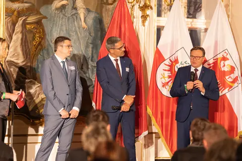Einig im Rückblick und Ausblick nach dem ersten Jahrzehnt Euregio-Geschichte: (v.l.) LH Fugatti, LH Kompatscher, Euregio-Präsident Platter setzen auf noch mehr Euregio im Alltag der Bevölkerung. (Foto: Land Tirol/Sedlak)