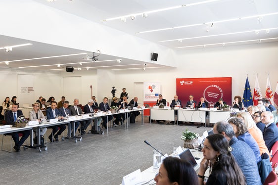 Sitzung der Euregio-Versammlung, die die Einführung des Euregio-Tickets beschlossen hat. (Foto: LPA/Tiberio Sorvillo)