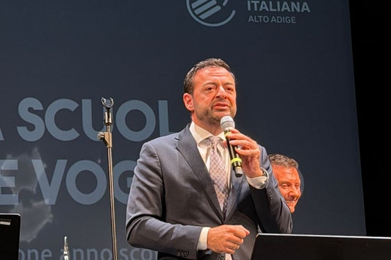 L'assessore Marco Galateo sul palco del Teatro Comunale: Questo momento importante per la scuola in lingua italiana focalizzato sulle Storie di successo trasmette in maniera originale e condivisa aspetti come l'orientamento, l'informazione e l'intrattenimento. (Foto: Direzione Istruzione e Formazione italiana)