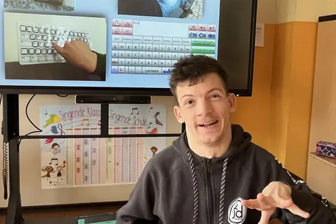 Raphael Donati hielt im vergangenen Schuljahr an zehn Schulen der verschiedenen Schulstufen im ganzen Land Workshops zu Unterstützter Kommunikation. (Foto: LPA/Landesamt für Beratung der Pädagogischen Abteilung)