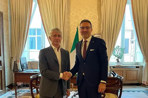 Über die Umsetzung der Sport-Autonomie, das Abkommen mit dem Coni, die Winterspiele 2026 sowie die Bedeutung des Sports für Kinder und Jugendliche hat LH Kompatscher heute mit Minister Abodi gesprochen. (Foto: Sportministerium)