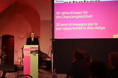 Senza i numerosi lavori preparatori e le fondatrici non saremmo dove siamo oggi, ha detto oggi la presidente della commissione pari opportunità, Ulrike Oberhammer. (Foto: USP/Carmen Kollmann)