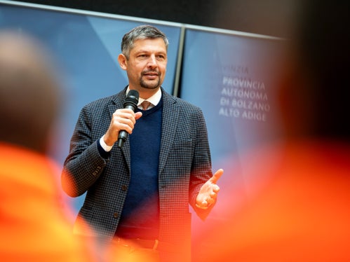 Für die Verkehrsteilnehmer ist die Arbeit der Straßenwärter besonders wertvoll, denn durch ihren Einsatz jeden Tag und oft auch in der Nacht, sorgen die Straßenwärter dafür, dass die Straßen bei jeder Witterung sicher sind, betonte Landesrat Daniel Alfreider. (Foto: LPA/Fabio Brucculeri)