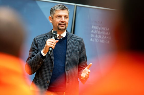 Für die Verkehrsteilnehmer ist die Arbeit der Straßenwärter besonders wertvoll, denn durch ihren Einsatz jeden Tag und oft auch in der Nacht, sorgen die Straßenwärter dafür, dass die Straßen bei jeder Witterung sicher sind, betonte Landesrat Daniel Alfreider. (Foto: LPA/Fabio Brucculeri)