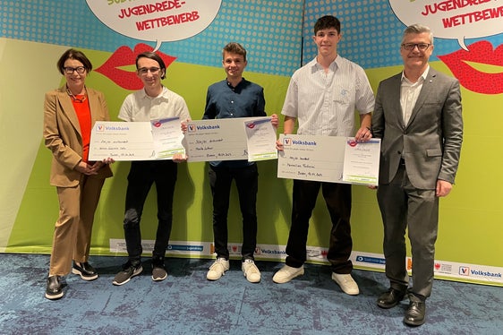 Sieger Spontanrede Oberschule (v. l.): Gertrud Verdorfer (Direktorin Pädagogische Abteilung Bildungsdirektion), 2. Platz Valerio Gabriele Osto, 1. Platz Moritz Luther, 3. Platz Maximilian Focherini, Mariano Paris (Leiter Corporate Communication und Marketing Volksbank) (Foto: LPA/Deutsche Bildungsdirektion)
