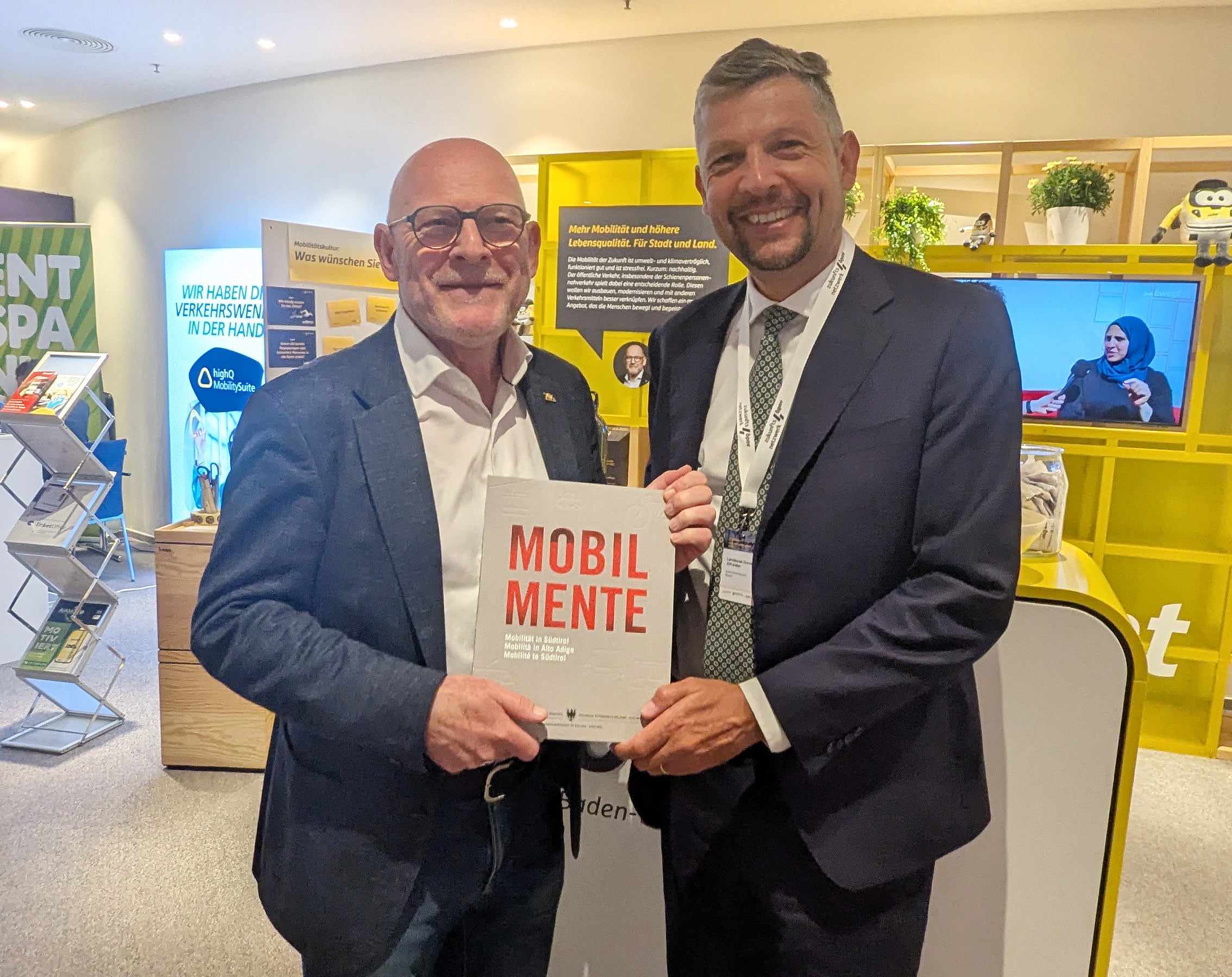 Verkehrsminister Winfried Hermann (links im Bild) mit Landesrat Daniel Alfreider beim Treffen im Rahmen des 2. Kongresses zur Zukunft des öffentlichen Nahverkehrs. (Foto: LPA/Ingo Dejaco)