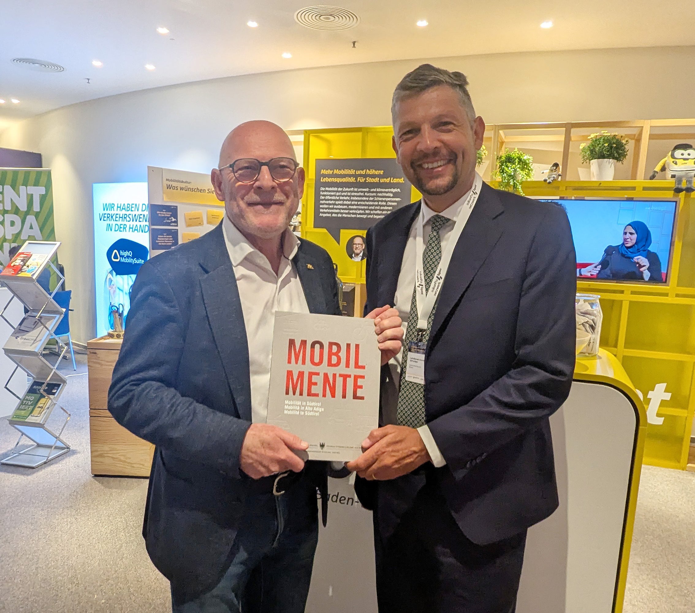 Il ministro dei Trasporti Winfried Hermann (a sinistra) con l'assessore provinciale Daniel Alfreider durante il 2° Congresso sul futuro del trasporto pubblico. (Foto: USP/Dipartimento Infrastrutture e Mobilità)