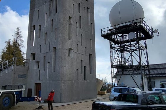 Der neue Niederschlagsradar am Gantkofel ist weithin sichtbar und wird von Südtirol und dem Trentino gemeinsam betrieben. (Foto: LPA/Dienst für Risikoprävention und CUE Trient)