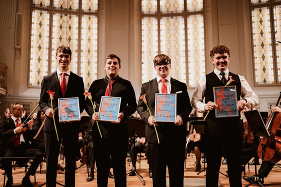 Mit dem diesjährigen Nachwuchspreis WSY-Talent wurden vier junge Musiker ausgezeichnet: Levente Bubreg (Fagott), Lukas Grum (Flöte), Samuel Neubauer (Klarinette) und Jonas Taschler aus Toblach (Posaune). (Foto: LPA/Wiener Symphoniker WSY/Amar Mehmedinovic)