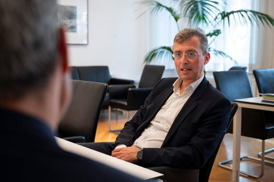 Alexander Rieper (a destra) è presidente di Confindustria Alto Adige dal giugno 2025. Succede a Heiner Oberrauch. Il 25 giugno è stato ricevuto a Palazzo Widmann dal presidente della Provincia Arno Kompatscher (di spalle). (Foto: USP/Fabio Brucculeri)