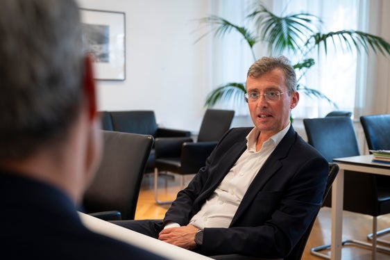 Alexander Rieper (im Bild) ist seit Juni 2025 Präsident des Unternehmerverbandes Südtirol. Er folgt auf Heiner Oberrauch. Am 25. Juni stellte er sich bei Landeshauptmann Arno Kompatscher (von hinten) vor. (Foto: LPA/Fabio Brucculeri)