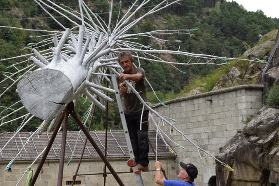 L'artista Gregor Prugger installa la sua opera d'arte nel Forte di Fortezza. (Foto: USP/Forte di Fortezza)