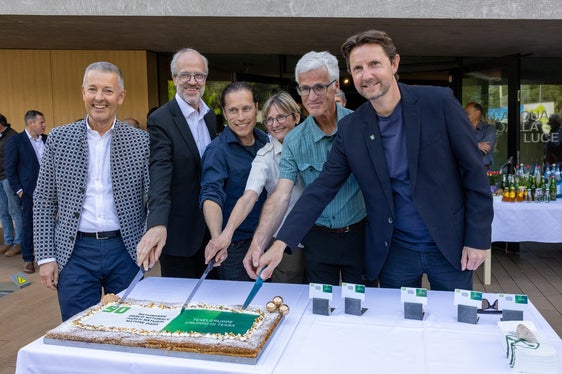 Tortenanschnitt zum Jubiläum (von links): Landesrat Peter Brunner, Abteilungsdirektor Florian Zerzer, Valentin Schroffenegger, Annamaria Gapp, Führungsausschuss-Präsident Arnold Rinner und Bürgermeister Zeno Christanell. (Foto: LPA/Bernhard Aichner)