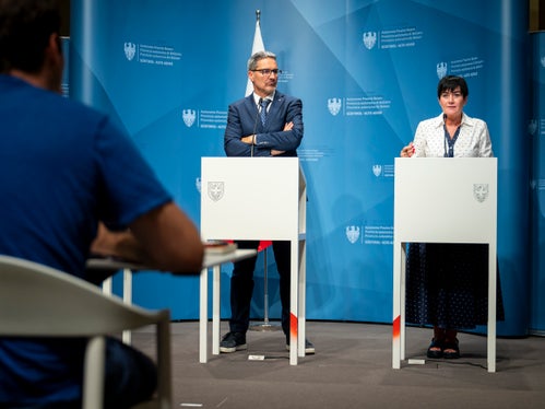 264 Millionen Euro wurden seit 2015 für Bauspardarlehen zur Verfügung gestellt. Landeshauptmann Arno Kompatscher (im Bild links) und Wohnlandesrätin Ulli Mair betonten im Rahmen einer Pressekonferenz, wie wichtig und beliebt das Bausparen weiterhin ist. Jährlich werden im Schnitt 500 Bauspar-Verträge abgeschlossen. (Foto: LPA/Fabio Brucculeri)