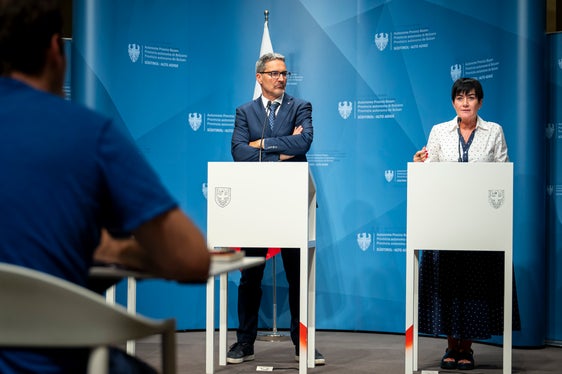 Dal 2015 sono stati resi disponibili 264 milioni di euro per i mutui Risparmio Casa. In una conferenza stampa, il presidente della Provincia Arno Kompatscher (nella foto a sinistra) e l'assessora all'Edilizia abitativa Ulli Mair hanno sottolineato l'importanza e la popolarità del modello Risparmio Casa. Ogni anno vengono presentate in media 500 domande. (Foto: USP/Fabio Brucculeri)