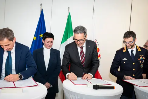 Sie unterzeichneten die Vereinbarung (von links): Martin Fill, STA-Präsident, Landeshauptmann Arno Kompatscher und Giovanni Schettino, Leiter der Abteilung für Verbrechensprävention Lombardia. (Foto: LPA/Fabio Brucculeri)