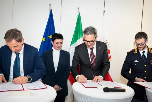 Sie unterzeichneten die Vereinbarung (von links): Martin Fill, STA-Präsident, Landeshauptmann Arno Kompatscher und Giovanni Schettino, Leiter der Abteilung für Verbrechensprävention Lombardia. (Foto: LPA/Fabio Brucculeri)