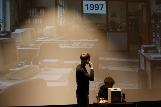 Schülerinnen und Schüler erzählten die Geschichte der WFO Franz Kafka Meran in kurzen Spielszenen. Die abgebildete Szene greift den Einzug des Computers in den Schulalltag auf. (Foto: LPA/Deutsche Bildungsdirektion/Stefanie Ausserer)