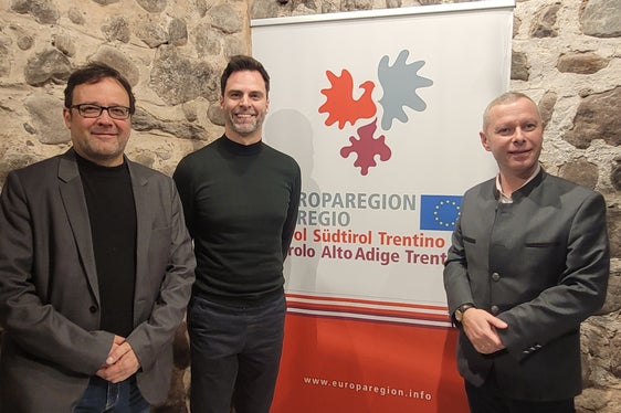 Gestern wurde im Waaghaus das Neue Europäische Bauhaus vorgestellt. Im Bild (v.l.) Uwe Staffler von der Kimahaus-Agentur Bozen, Architekt David Calas und Euregio-Generalsekretär Christoph von Ach (Foto: Euregio/Armin Gluderer)