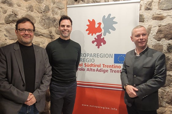 Gestern wurde im Waaghaus das Neue Europäische Bauhaus vorgestellt. Im Bild (v.l.) Uwe Staffler von der Kimahaus-Agentur Bozen, Architekt David Calas und Euregio-Generalsekretär Christoph von Ach (Foto: Euregio/Armin Gluderer)