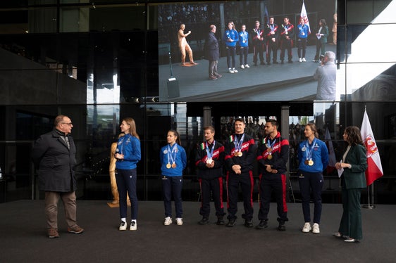 Gli olimpionici altoatesini sul palco del NOI Techpark. Nella foto (da sinistra) Elmar Pichler Rolle, Verena Hofer, Marion Oberhofer, Emanuel Rieder, Dominik Fischnaller, Simon Kainzwaldner e Sharon Market. (Foto/USP/Manuela Tessaro)