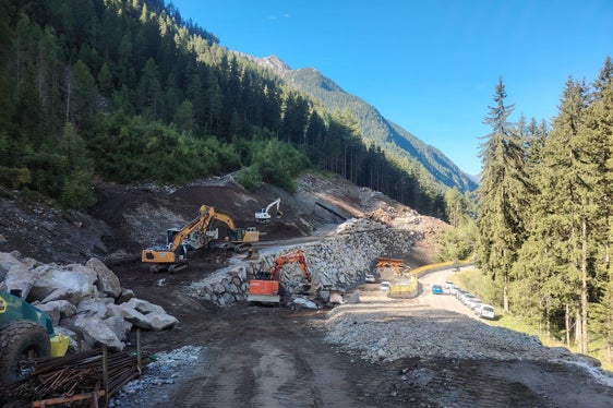 I due rilevati, di 195 metri e 170 metri di lunghezza con altezze variabili tra 4,2 e 8 metri, si inseriscono nel cuore del Parco naturale delle Vedrette di Ries, in area di tutela Natura 2000. La progettazione ha rispettato rigorosamente le direttive ambientali. (Foto: USP/Ufficio Geologia e prove materiali)