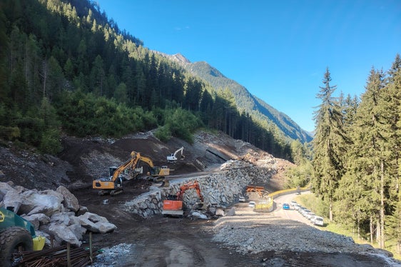Die beiden Dämme mit einer Länge von 195 Metern und 170 Metern und einer Höhe zwischen 4,2 und 8 Metern befinden sich im Herzen des Naturparks Rieserferner-Ahrn in einem Natura-2000-Schutzgebiet. Bei der Planung wurden die Umweltauflagen strikt beachtet. (Foto: LPA/Landesamt für Geologie und Baustoffprüfung)