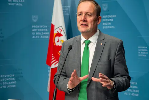 Sicherheit gewährleisten und Vermögenswert steigern: Das ist das Ziel der Instandhaltungsmaßnahmen der Landesvermögensabteilung, wie Hochbau- und Vermögenslandesrat Bessone betont. (Foto: LPA/Fabio Brucculeri)