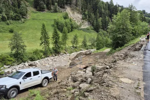Die Wildbachverbauung an der Arbeit am Hölderlebach in Hintermartell mit Geschiebematerial nach Starkregen. (Foto: LPA/Amt für Wildbach- und Lawinenverbauung West in der Agentur für Bevölkerungsschutz)