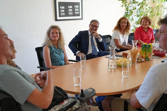 Durante la visita del presidente della Provincia Kompatscher e dell'assessora provinciale Pamer a Innsbruck c'è stato anche uno scambio con i membri del gruppo d'interesse Selbstbestimmt Leben. (Foto: Land Tirol/Mara Dorfmann)