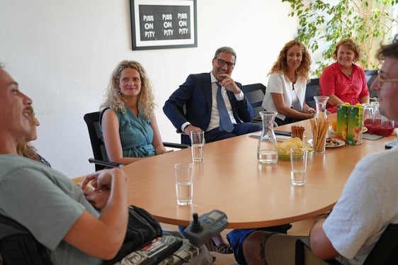 Beim Besuch von Landeshauptmann Kompatscher und Landesrätin Pamer in Innsbruck stand auch ein Austausch mit Mitgliedern der Interessensvertretung Selbstbestimmt Leben an. (Foto: Land Tirol/Mara Dorfmann)