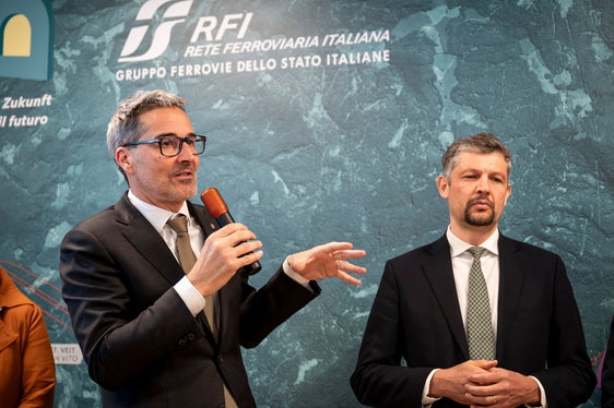 Landeshauptmann Arno Kompatscher und Mobilitätslandesrat Daniel Alfreider eröffnen den neuen BBT-Infopoint am Bahnhof Branzoll. (Foto: LPA/Fabio Brucculeri)