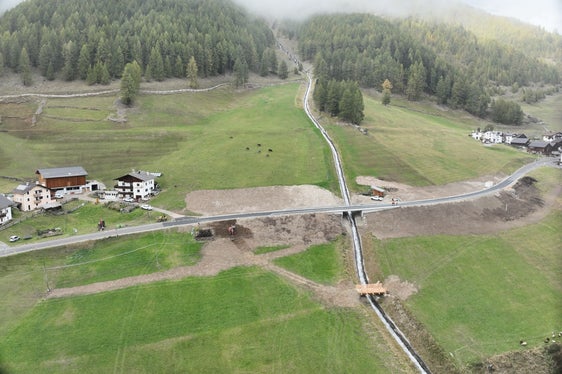 Con il rifacimento del ponte, la sezione trasversale è stata notevolmente aumentata, poiché la campata è stata ampliata, il tracciato stradale è stato spostato a valle e la strada è stata rialzata di circa un metro. Questo rende la sezione stradale più sicura e fornisce una migliore protezione contro le colate detritiche e le alluvioni (Foto: ASP/Ufficio tecnico strade Ovest)