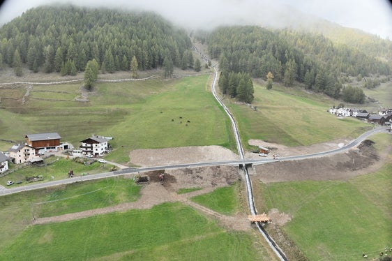 Con il rifacimento del ponte, la sezione trasversale è stata notevolmente aumentata, poiché la campata è stata ampliata, il tracciato stradale è stato spostato a valle e la strada è stata rialzata di circa un metro. Questo rende la sezione stradale più sicura e fornisce una migliore protezione contro le colate detritiche e le alluvioni (Foto: ASP/Ufficio tecnico strade Ovest)