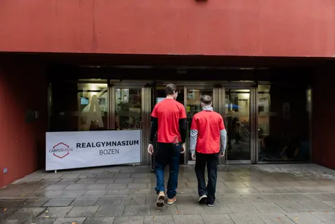 Am Bozner Realgymnasium mit Schwerpunkt Angewandte Naturwissenschaften gibt es einen internationalen Klassenzug, bei dem in deutscher, italienischer, vor allem aber englischer Sprache unterrichtet wird. (Foto: LPA/Fabio Brucculeri)