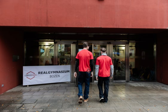 Am Bozner Realgymnasium mit Schwerpunkt Angewandte Naturwissenschaften gibt es einen internationalen Klassenzug, bei dem in deutscher, italienischer, vor allem aber englischer Sprache unterrichtet wird. (Foto: LPA/Fabio Brucculeri)