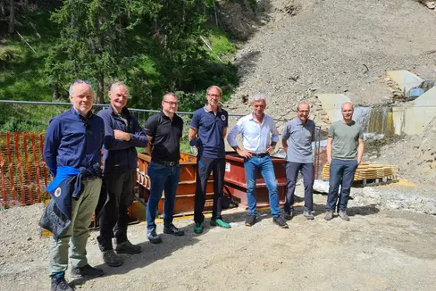 Foto di gruppo al termine del sopralluogo al rio Mesner in Val d'Ultimo (Foto: ASP/Agenzia per la Protezoine civile/Judith Weissensteiner)