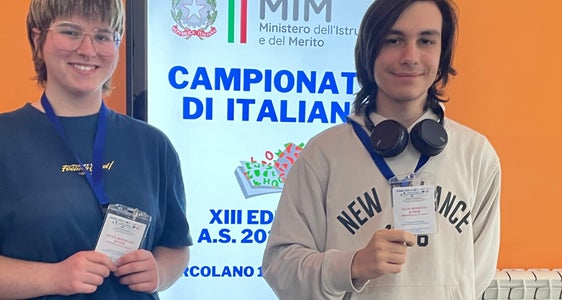 Silvia Reinalter del Liceo delle scienze umane di Brunico e Elias Rossetti dell'Istituto tecnologico “Max Valier” di Bolzano alla finale dei Campionati di italiano 2024 (Foto: ASP/Cristina Corbetta)