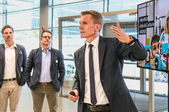 NOI-Direktor Ulrich Stofner hat die Aufgaben des NOI Techpark vorgestellt. (Foto: LPA/Ingrid Silginer)