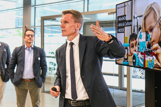 Il direttore Ulrich Stofner (a destra) ha presentato gli ambiti d'innovazione e ricerca del NOI (Foto: ASP/Ingrid Silginer)