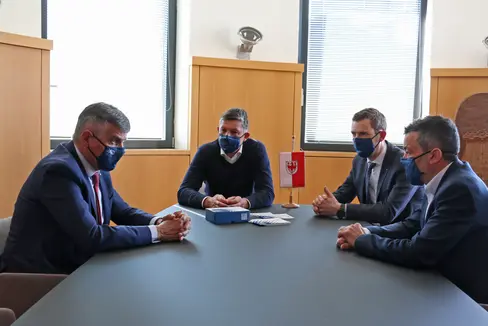 Nella foto il direttore della Federazione Cooperative Raiffeisen, Paul Gasser, l'assessore alla mobilità, Daniel Alfreider, il direttore della Ripartizione mobilità, Martin Vallazza, e il direttore di STA, Joachim Dejaco (Foto: ASP/Ingo Dejaco)