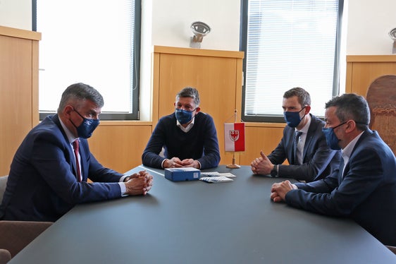 Nella foto il direttore della Federazione Cooperative Raiffeisen, Paul Gasser, l'assessore alla mobilità, Daniel Alfreider, il direttore della Ripartizione mobilità, Martin Vallazza, e il direttore di STA, Joachim Dejaco (Foto: ASP/Ingo Dejaco)