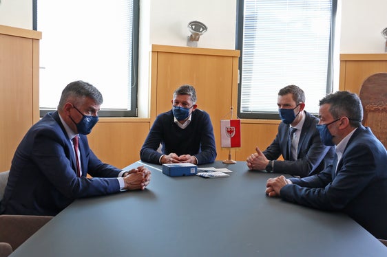 Nella foto il direttore della Federazione Cooperative Raiffeisen, Paul Gasser, l'assessore alla mobilità, Daniel Alfreider, il direttore della Ripartizione mobilità, Martin Vallazza, e il direttore di STA, Joachim Dejaco (Foto: ASP/Ingo Dejaco)