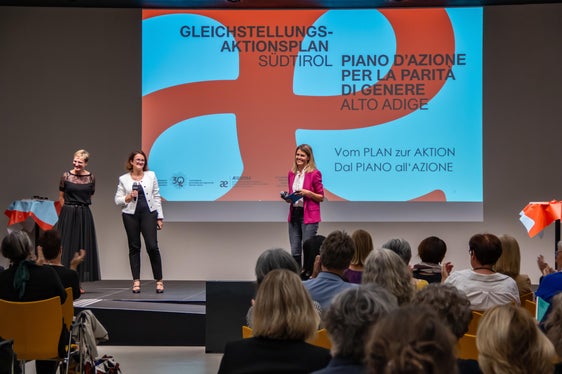 Renate Kerschbaumer (Frauenbüro) und Sabine Fischer (Projektleiterin), treibende Kräfte des Planes, mit der Moderatorin der Vorstellung des Planes, Claudia Messner. (Foto: LPA/Greta Stuefer)