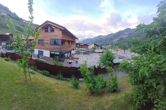 Die Wildbachverbauung mit Vorarbeiter Tobias Obwegs war mit Baggern und Lastkraftwagen durchgehend die Nacht auf heute (18. Juni) über im Einsatz. im Bild Momentaufnahme von gestern Abend. (Foto: LPA/Landesamt für Geologie und Baustoffprüfung)