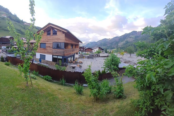 Die Wildbachverbauung mit Vorarbeiter Tobias Obwegs war mit Baggern und Lastkraftwagen durchgehend die Nacht auf heute (18. Juni) über im Einsatz. im Bild Momentaufnahme von gestern Abend. (Foto: LPA/Landesamt für Geologie und Baustoffprüfung)